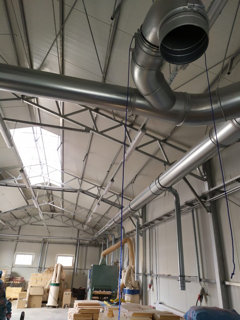 Montaż instalacji odpylającej wraz z transportem trocin koło Ryglic