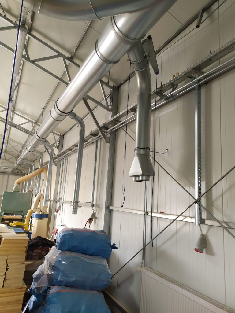 Montaż instalacji odpylającej wraz z transportem trocin koło Ryglic