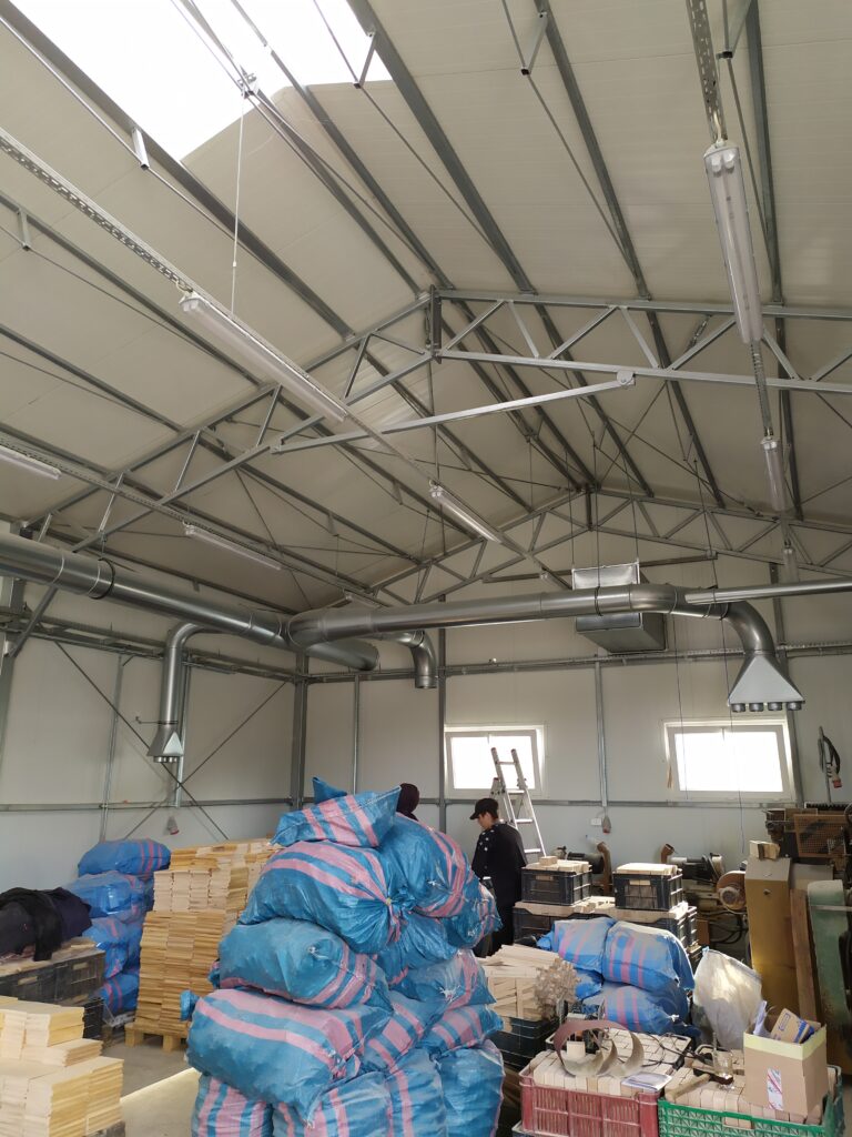 Montaż instalacji odpylającej wraz z transportem trocin koło Ryglic