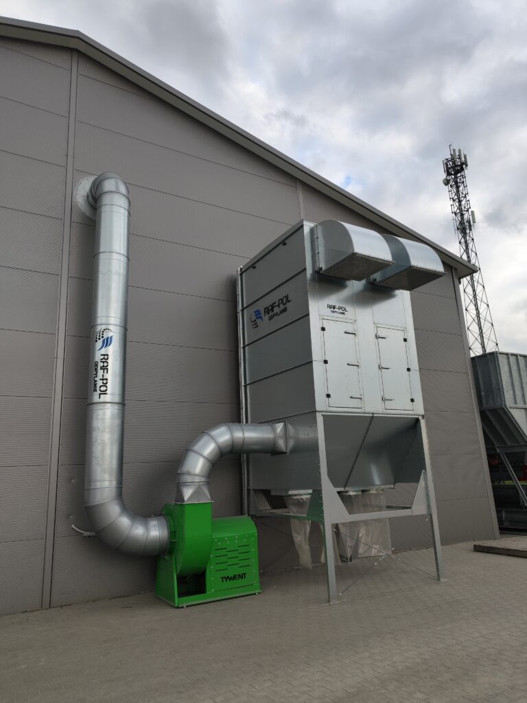 Instalacje odpylające w zakładzie kostki brukowej w Białej Podlaskiej. Skuteczny odciąg pyłu przy wibroprasie.