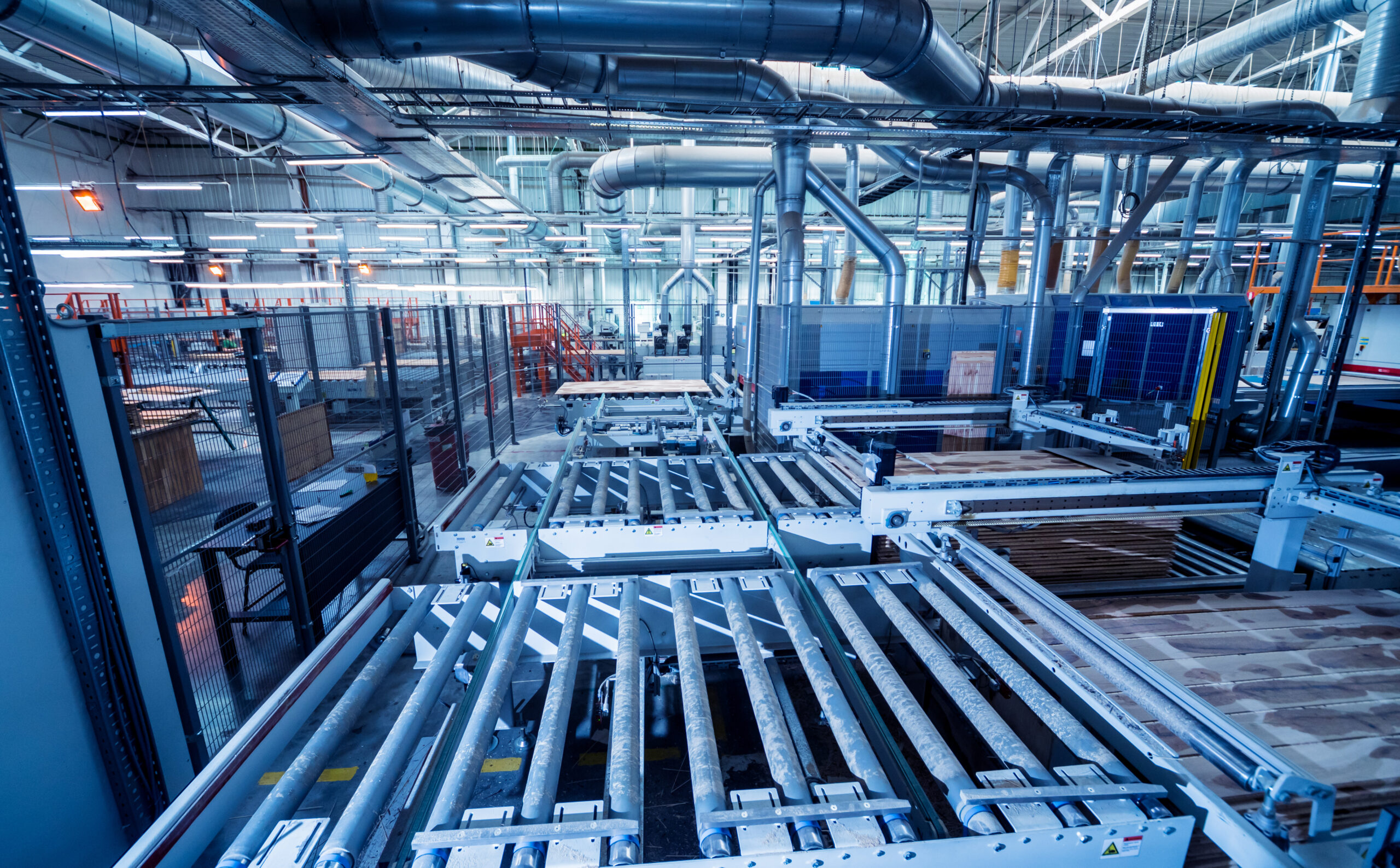 Linia produkcyjna fabryki parkietowej. CNC automatyczna obrabiarka do obróbki drewna.